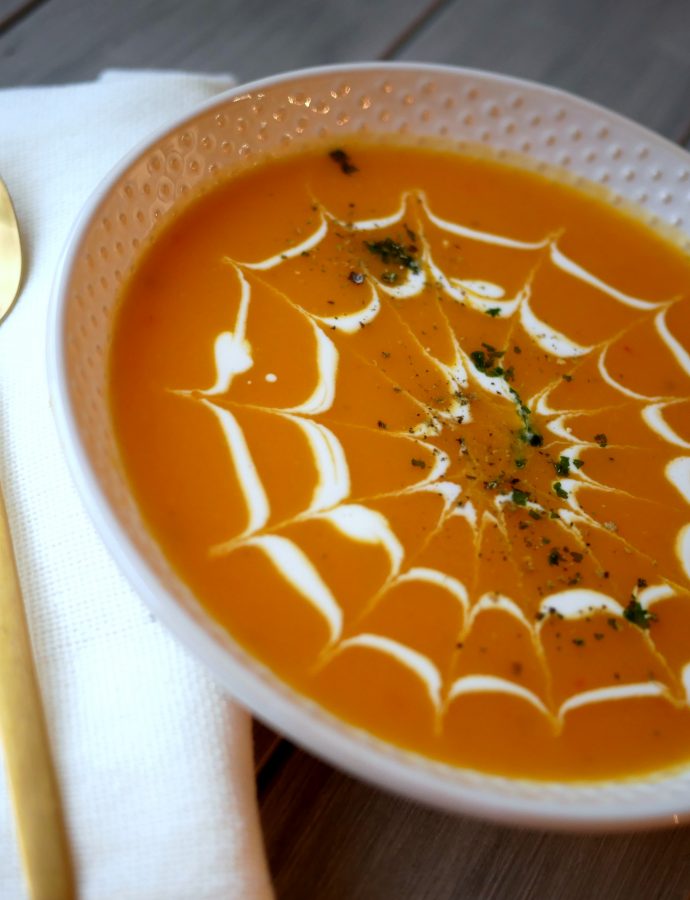 FYLDIG GRESSKARSUPPE MED CHILI OG INGEFÆR