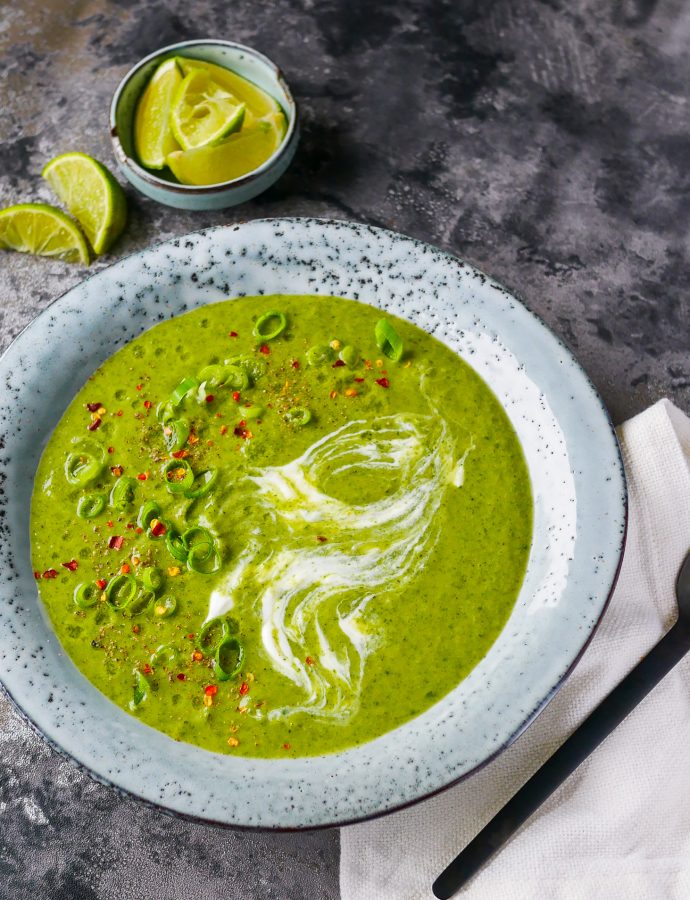 FYLDIG BROKKOLISUPPE MED GRØNN CURRY