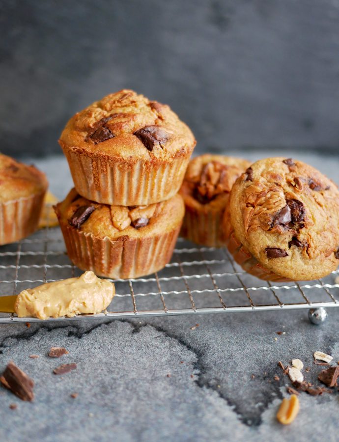 SAFTIGE MUFFINS MED SJOKOLADEBITER OG PEANØTT-SWIRL