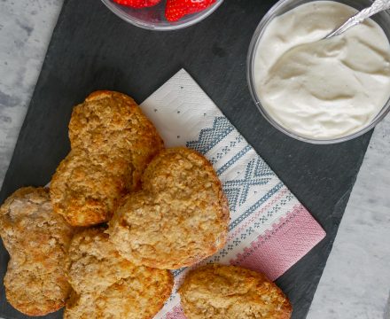 KARDEMOMME-SCONES LAGET MED KJÆRLIGHET