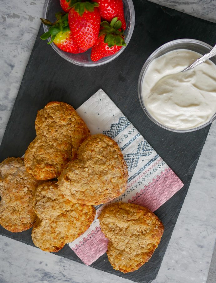 KARDEMOMME-SCONES LAGET MED KJÆRLIGHET