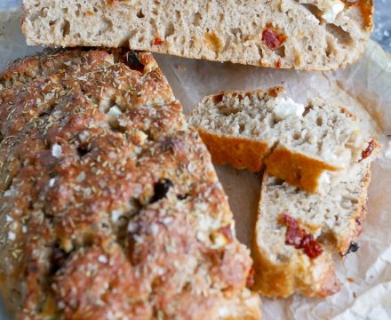 ELTEFRI FOCACCIA MED FETAOST, SOLTØRKET TOMAT OG ROSMARIN