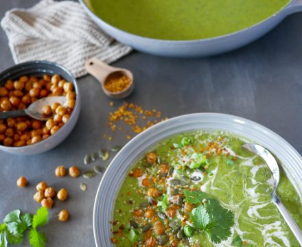 BROKKOLI- OG ERTESUPPE MED CRISPY KIKERTER