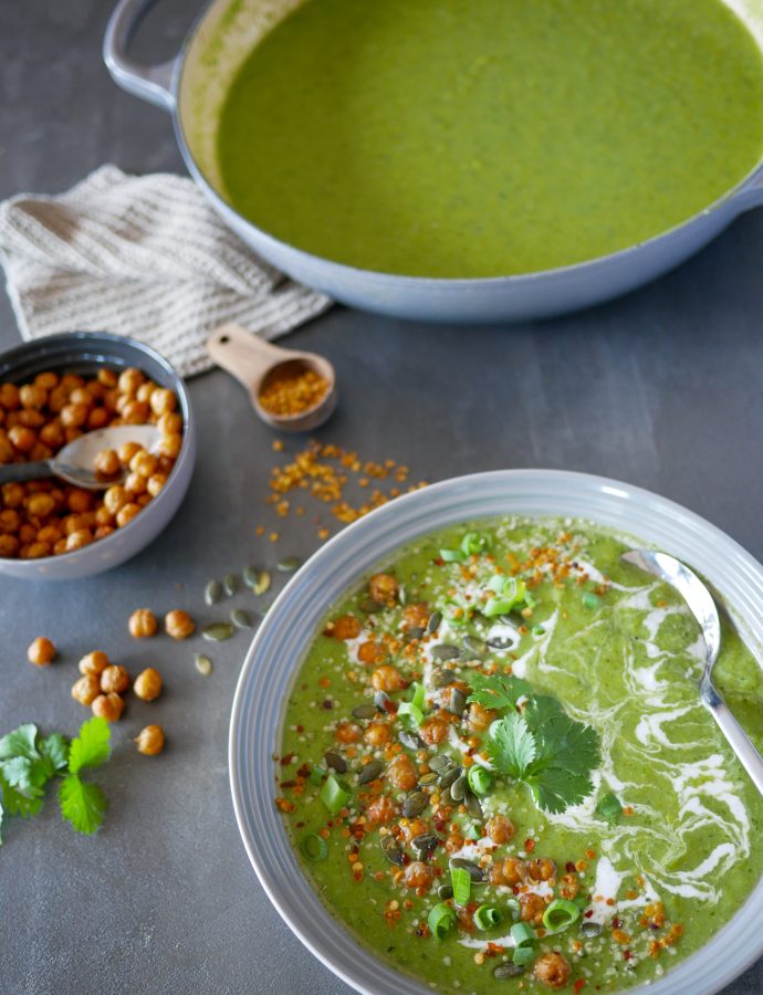 BROKKOLI- OG ERTESUPPE MED CRISPY KIKERTER