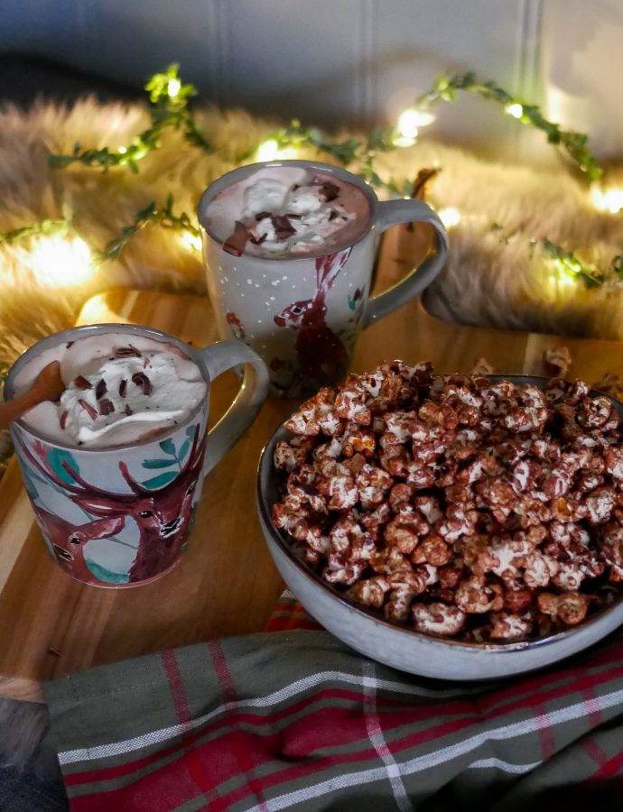 VINTERKOS MED VARM KAKAO OG SJOKOLADE-POPCORN